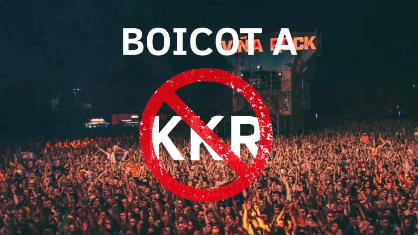 Imagen de uno de los escenarios y el público del festival de música Viña Rock, bajo una señal de prohibición.